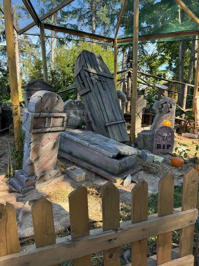 Il cimitero spettrale del Campo di Zucche con lapidi, bara di legno e staccionata